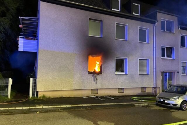 Ein Blaulicht ist auf einem Feuerwehr-Einsatzfahrzeug montiert.