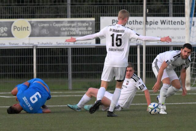 Spieler des BV Brambauer im Zweikampf.