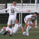 Spieler des BV Brambauer im Zweikampf.