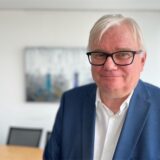 Uwe Ringelsiep, Geschäftsführer des Jobcenter Kreis Unna, steht in seinem Büro.