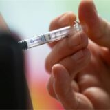 Eine Frau lässt sich während eines Pressetermins zur Grippeschutzimpfung mit dem saisonalen Wirkstoff gegen die Grippe impfen.