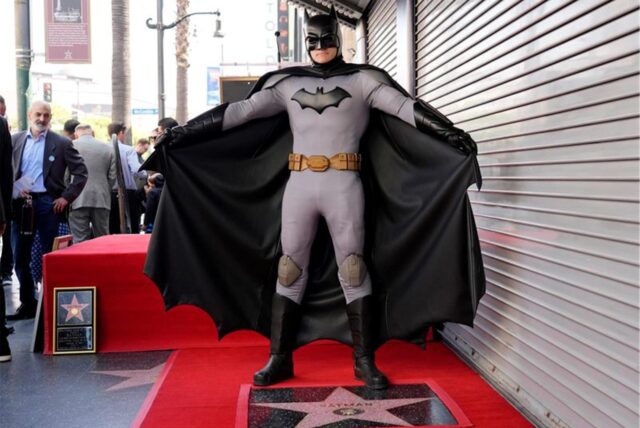 Ein als Batman verkleideter Mann posiert auf einem neuen Stern auf dem Hollywood Walk of Fame für die Superheldenfigur Batman.