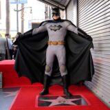 Ein als Batman verkleideter Mann posiert auf einem neuen Stern auf dem Hollywood Walk of Fame für die Superheldenfigur Batman.