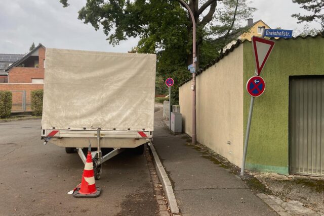 Klare Sache, dieser Anhänger einer Tiefbaufirma steht dort, wo er nicht stehen darf. Weniger klar ist die Sache, wie ernst oder dringlich dieses Fehlverhalten ist. Reicht eine Jedermannsanzeige? Muss sofort eine Behörde einschreiten? Der Fall aus Uelzen wird von Bürger Holger Zühlke vermutlich anders bewertet als von Stadt und Polizei.