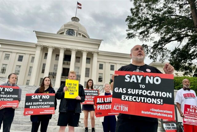 Abraham Bonowitz, Geschäftsführer von Death Penalty Action, und andere Todesstrafengegner demonstrieren vor dem Kapitol von Alabama in Montgomery, Alabama, um den Staat aufzufordern, die geplante Hinrichtung von Alan Miller abzubrechen, die landesweit die zweite Hinrichtung mit Stickstoffgas wäre.