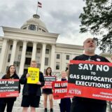 Abraham Bonowitz, Geschäftsführer von Death Penalty Action, und andere Todesstrafengegner demonstrieren vor dem Kapitol von Alabama in Montgomery, Alabama, um den Staat aufzufordern, die geplante Hinrichtung von Alan Miller abzubrechen, die landesweit die zweite Hinrichtung mit Stickstoffgas wäre.