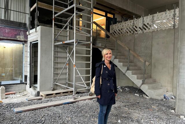 Das frühere Autohaus an der Möllerstraße hat ein neues Gesicht bekommen. Eigentümer Clemens Berke und Tochter Aurelia Berke freuen sich über die Fortschritte beim Umbau.