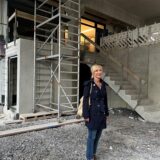 Das frühere Autohaus an der Möllerstraße hat ein neues Gesicht bekommen. Eigentümer Clemens Berke und Tochter Aurelia Berke freuen sich über die Fortschritte beim Umbau.