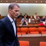 Der ehemalige Fußball-Nationaltorwart Jens Lehmann kommt vor Beginn des Berufungsprozesses am Landgericht in den Gerichtssaal.