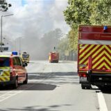 Feuerwehrfahrzeuge stehen auf der Heerener Straße in Kamen. Dichter Rauch zieht über die Kreuzung hinweg.