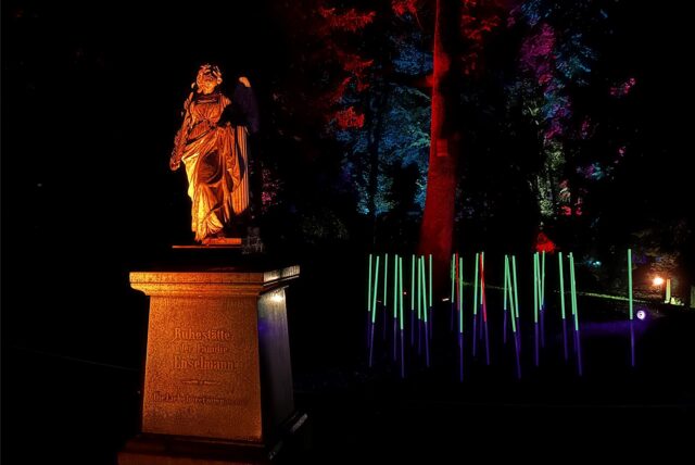 Das Bild zeigt Lichtkunst-Installationen auf dem Westfriedhof in Unna.