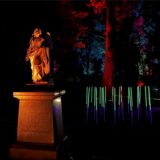 Das Bild zeigt Lichtkunst-Installationen auf dem Westfriedhof in Unna.