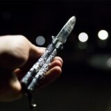 Eine Hand hält ein Messer