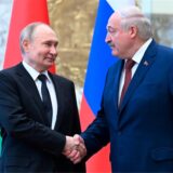 Auf diesem von der staatlichen russischen Nachrichtenagentur Sputnik via AP veröffentlichten Foto geben sich der russische Präsident Wladimir Putin (l) und der belarussische Präsident Alexander Lukaschenko sich während einer Begrüßungszeremonie im Palast der Unabhängigkeit die Hand.
