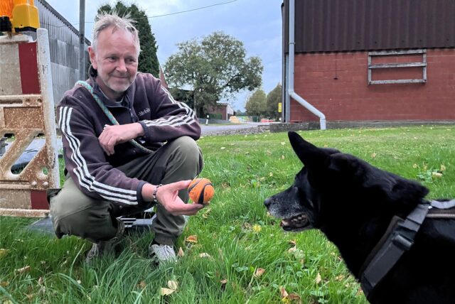 Heiko Polzer mit seinem Hund Diego am Eingang des Wirtschaftswegs.