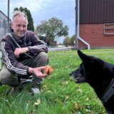 Heiko Polzer mit seinem Hund Diego am Eingang des Wirtschaftswegs.