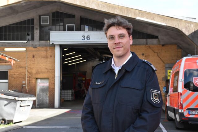 Cedric Rohrer von der Feuerwehr Dortmund zeigt die marode Werkstatthalle in Marten.