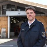 Cedric Rohrer von der Feuerwehr Dortmund zeigt die marode Werkstatthalle in Marten.