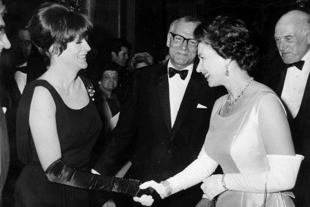 Smith, hier mit Königin Elizabeth II., gehörte zu den großen Schauspielerinnen. (Archivfoto)