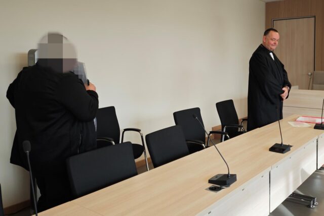 Bestreitet die Vorwürfe: Der Angeklagte auf dem Weg zu seinem Verteidiger Thomas Schwieren im Essener Landgericht.