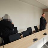 Bestreitet die Vorwürfe: Der Angeklagte auf dem Weg zu seinem Verteidiger Thomas Schwieren im Essener Landgericht.