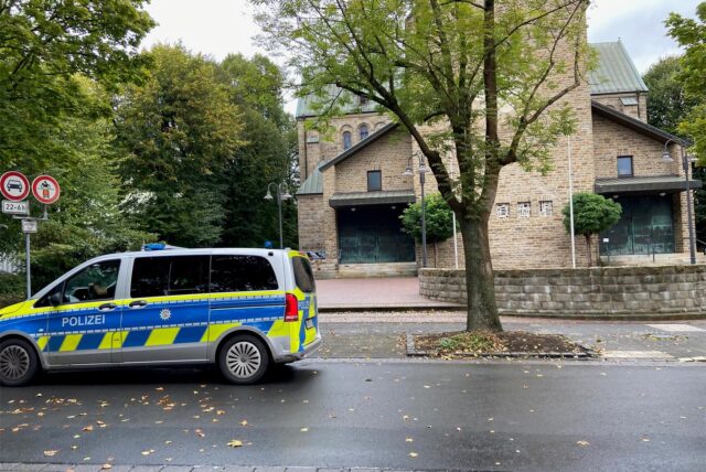 Der Polizeiwagen fährt gerade ab.