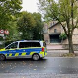 Der Polizeiwagen fährt gerade ab.