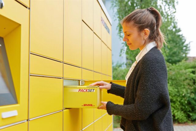 Eine Kundin verschickt ein Paket an einer Packstation.