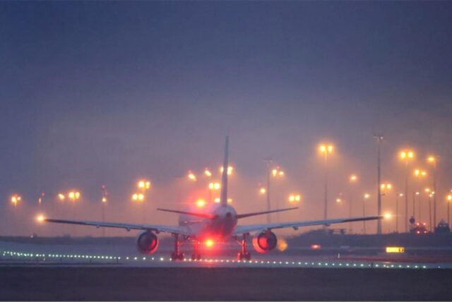 Ein Flugzeug startet.