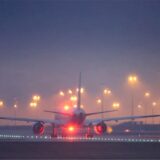 Ein Flugzeug startet.