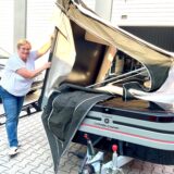 Sandra Latz öffnet einen Faltcaravan. Zum Vorschein kommt ein Zelt.