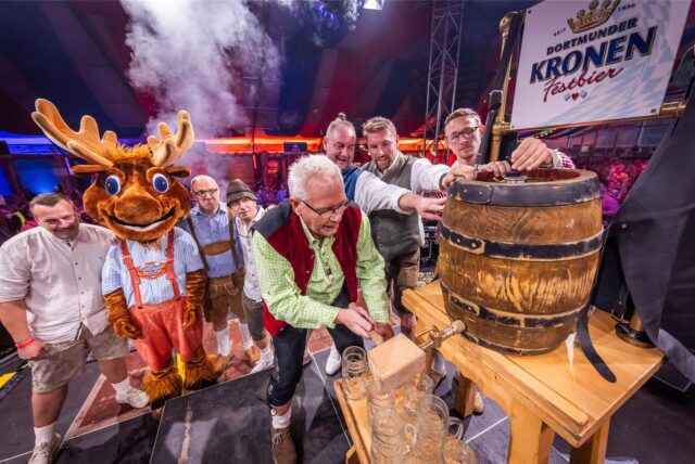 Fassanstich durch Kultmoderator Uwe Kisker mit Orbanisator Nils Linke sowie Veranstalter Joerg Oswald und Bernd Kruse vom Revierpark Wischlingen.