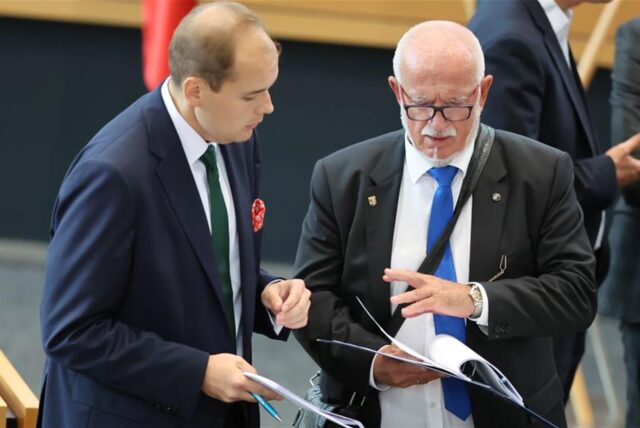 Nach einer Gerichtsentscheidung muss sich der AfD-Alterspräsidenten an Regen halten.