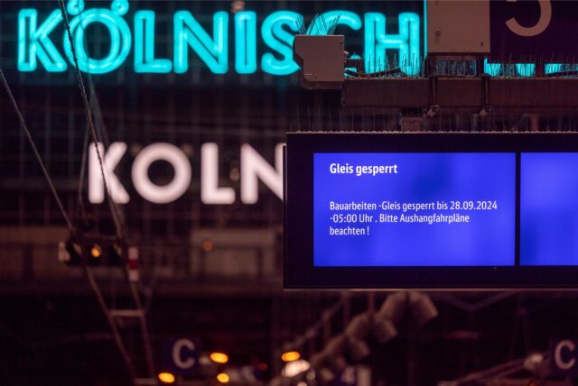 „Gleis gesperrt“ steht auf einem Anzeigendisplay im Kölner Hauptbahnhof.