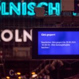 „Gleis gesperrt“ steht auf einem Anzeigendisplay im Kölner Hauptbahnhof.