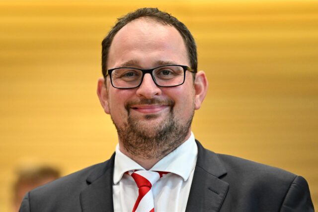 Thadäus König (CDU) sieht lächelnd in die Kamera.