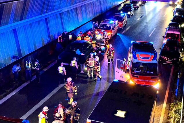 Auf der A40 sind am Freitagabend (27.9.) vier Fahrzeuge und ein Motorrad zusammengestoßen.