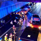 Auf der A40 sind am Freitagabend (27.9.) vier Fahrzeuge und ein Motorrad zusammengestoßen.