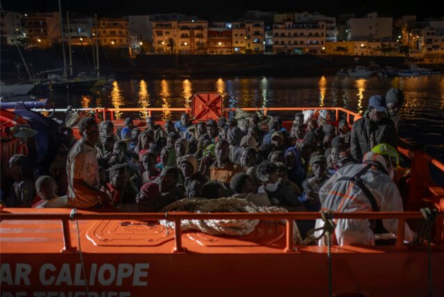 Das Such- und Rettungsschiff „Guardamar Calliope“ kommt mit mehr als 300 Migranten an Bord im Hafen von La Restinga an.