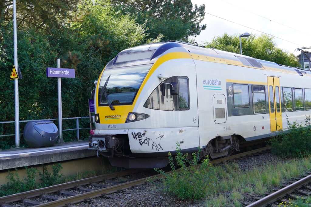 Ein Zug der Eurobahn hält am Bahnhof Hemmerde Ein Zug der Eurobahn hält am Bahnhof Hemmerde