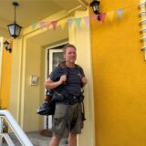 Der Vorsitzende der Partei „Gemeinsam Neudenken“, Arne-Schulte-Altendorneburg steht in Wanderklamotten vor einer Haustür kurz bevor er seine Wanderung quer durch Deutschland am 3. Oktober anging.