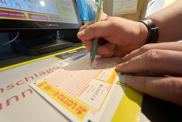Ein Spielschein für Lotto 6 aus 49 mit Lottozahlen