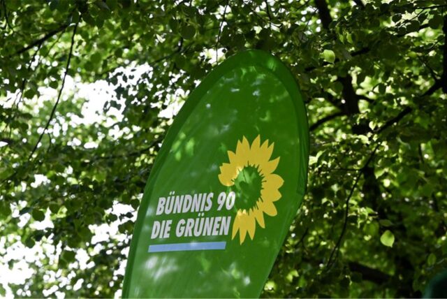Werbefahne mit dem Logo von Bündnis 90/Die Grünen.