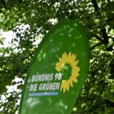 Werbefahne mit dem Logo von Bündnis 90/Die Grünen.