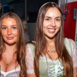 Vier Menschen prosten in die Kamera.