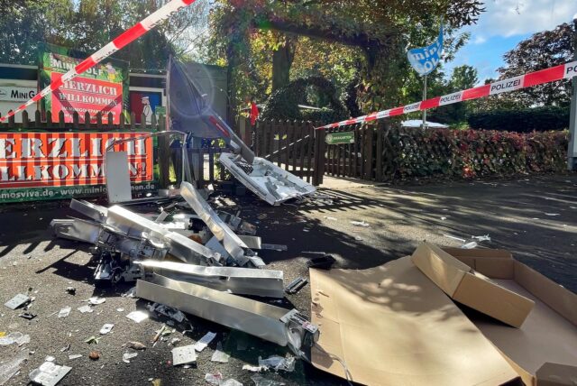 Zerstörter Zigarettenautomat am Kamener Minigolfplatz