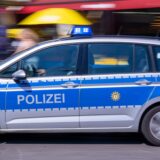Ein Polizeiwagen mit Blaulicht.