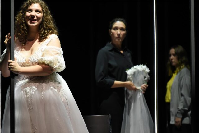 Margot Genet spielt die ahnongslose Braut.