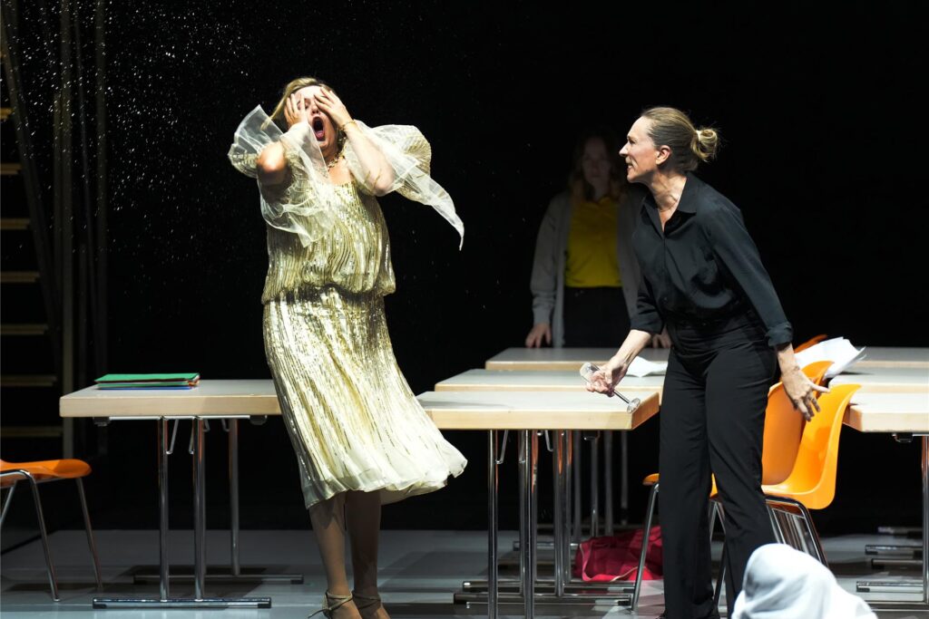 Die Wut der Kellnerin (Hanna Dora Sturludottir, r.) trifft die Mutter des Attentäters (Katherine Allen). Die Wut der Kellnerin (Hanna Dora Sturludottir, r.) trifft die Mutter des Attentäters (Katherine Allen).