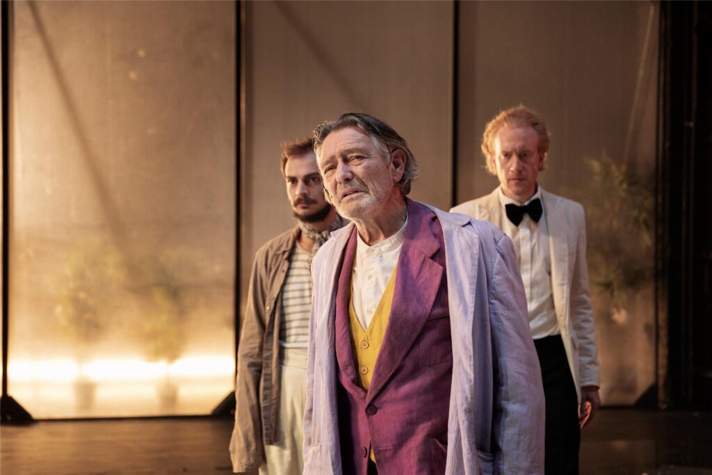 Pierre Bokma spielt den Vater James Tyrone, der im Sommerhaus, Alexander Wertmann (l.) seinen Sohn Edmund, Konstantin Bühler den Butler. Pierre Bokma spielt den Vater James Tyrone, der im Sommerhaus, Alexander Wertmann (l.) seinen Sohn Edmund, Konstantin Bühler den Butler.